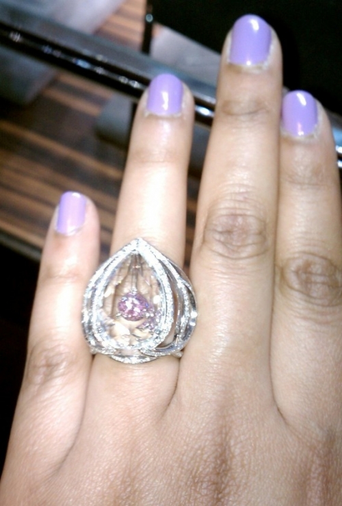 De Beers Secret Kiss of the Rose (525.009 USD - khoảng 11,7 tỷ đồng): Chiếc nhẫn kim cương tuyệt đẹp này thuộc top những chiếc nhẫn đắt nhất thế giớiNằm trong trung tâm chính của nhẫn là một viên kim cương màu hồng rực rỡ. Nó cũng được chạm khắc bởi 428 viên kim cương nhỏ xíu xung quanh.